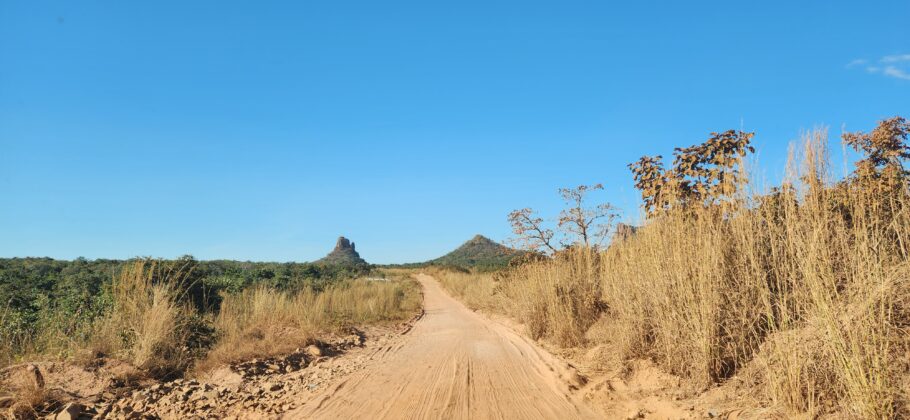 Trecho da estrada que dá acesso ao Parque Nacional da Chapada dos Guimarães