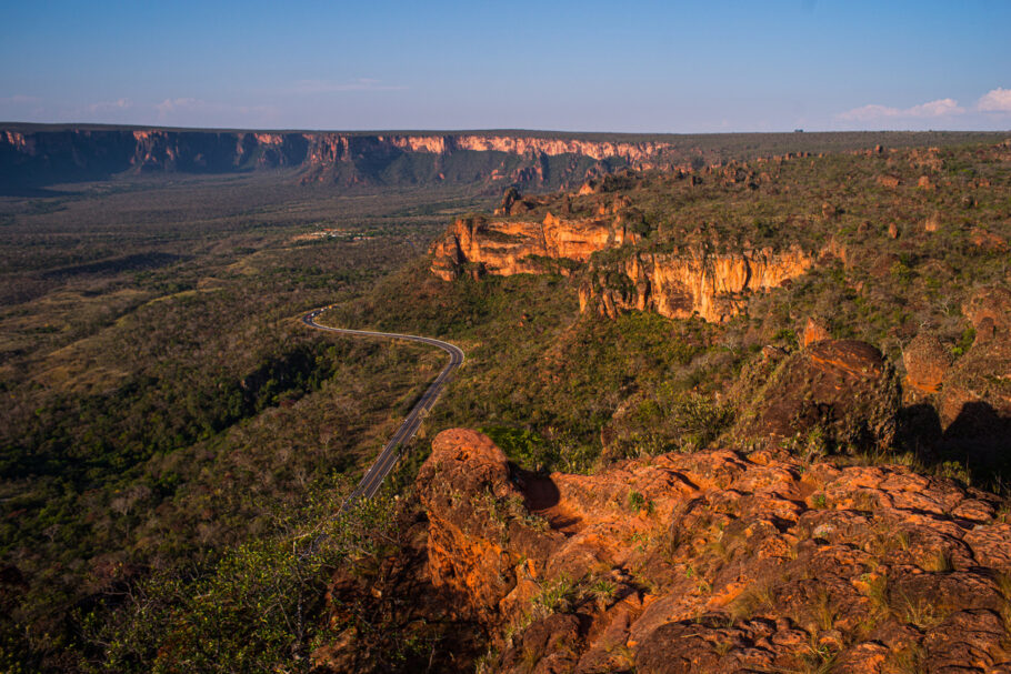 Estrada corta o Parque Nacional da Chapada dos Guimarães, em Mato Grosso