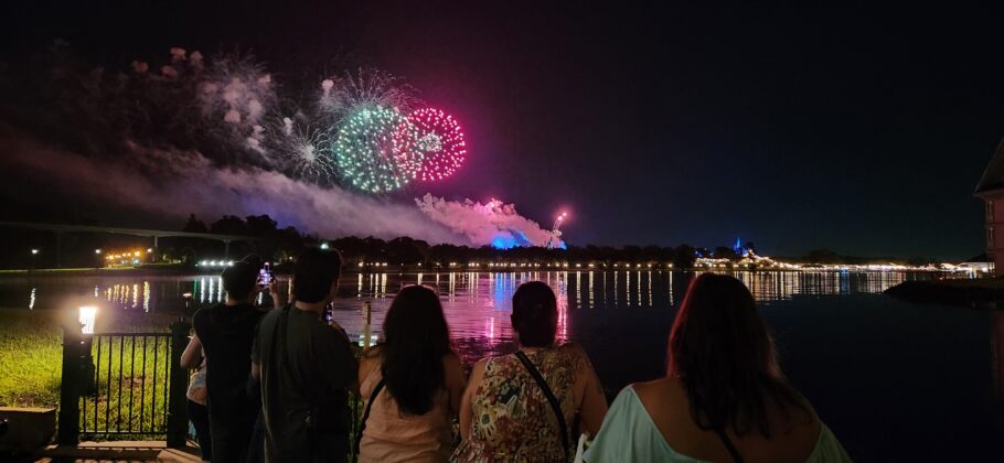 Queima de fogos do Magic Kingdom visto dos jardins do Grand Floridian