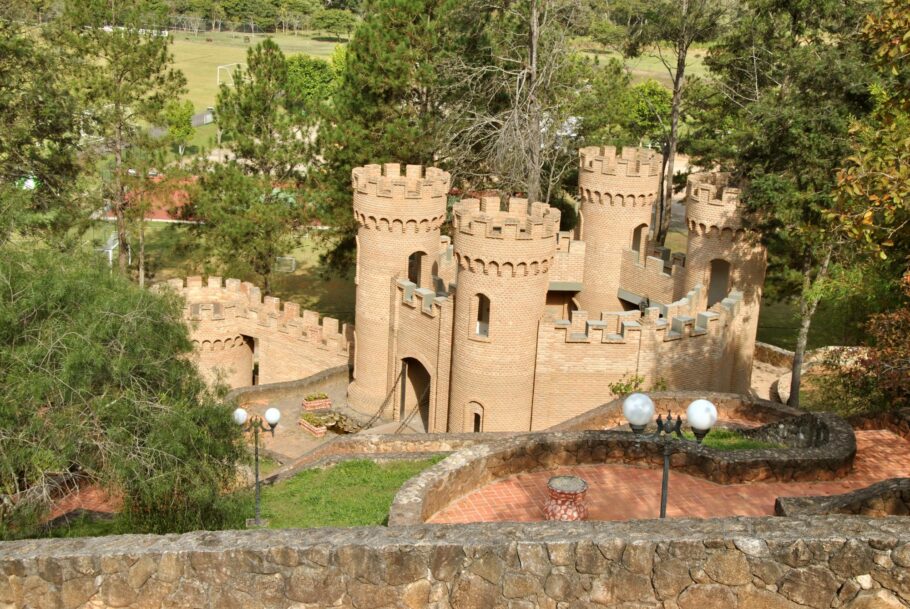 Hotel tem até um castelo medieval