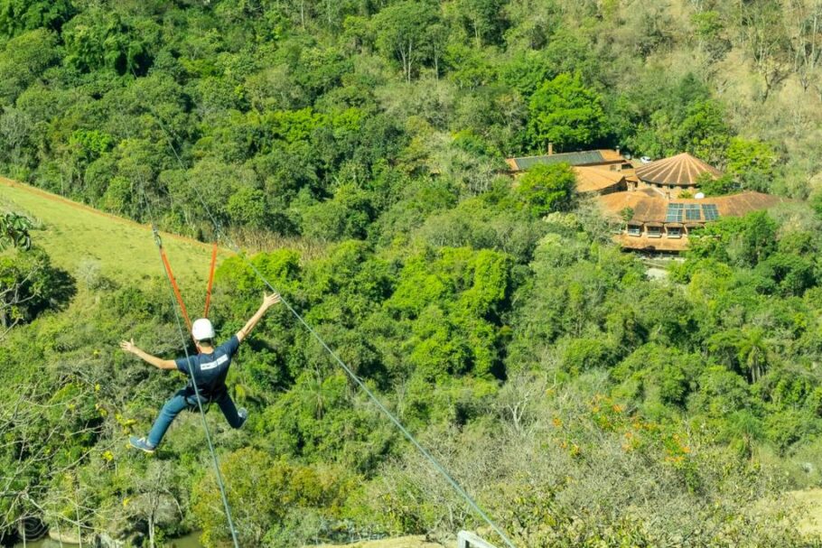 A tirolesa é uma das atrações do Hotel Fazenda Parque dos Sonhos, em Socorro