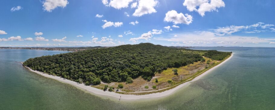 Praia da Ponta da Farinha, localizada em Iguaba Grande; cidade vai ganhar parque temático