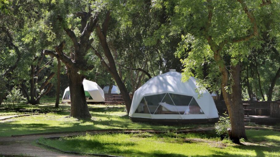 O complexo Indomo, tendas no estilo glamping da Vinícola Matetic