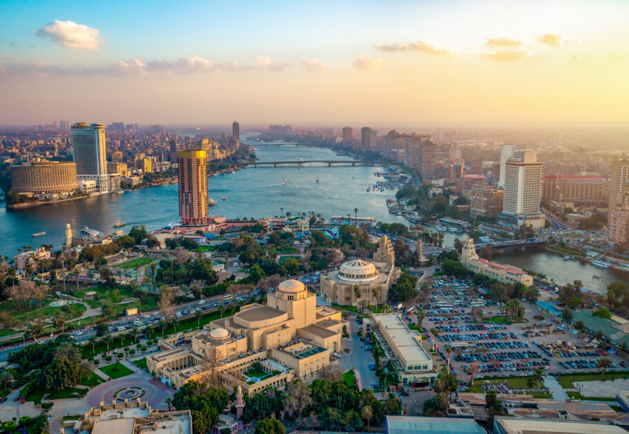 Panorama da paisagem urbana do Cairo tirado durante o pôr do sol da famosa torre do Cairo, no Egito