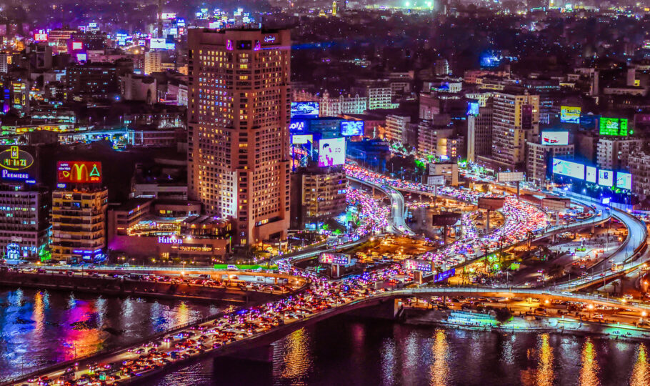 Congestionamento de trânsito no Cairo à noite.