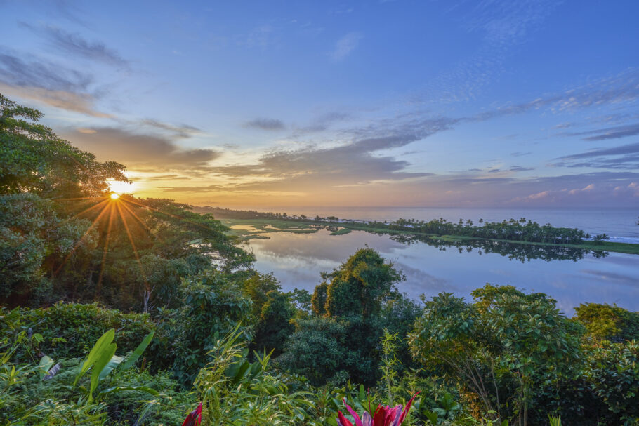 Nascer do sol sobre uma lagoa e o Pacífico no Parque Nacional do Corcovado na Península de Osa na Costa Rica