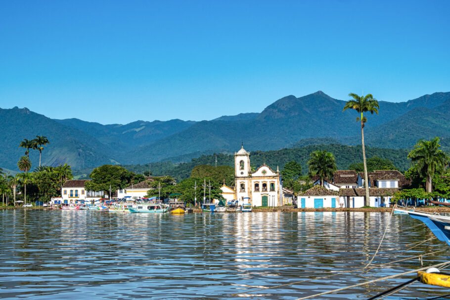 O estilo jesuíta barroco-rococó da Igreja de Santa Rita em Paraty, no século 18, na Costa Verde do Brasil