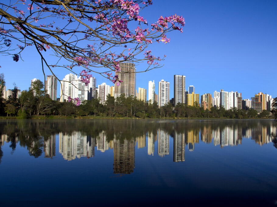 Cidade de Londrina no Brasil, com seu lago azul e edifícios da Gleba Palhano na zona sul da cidade.