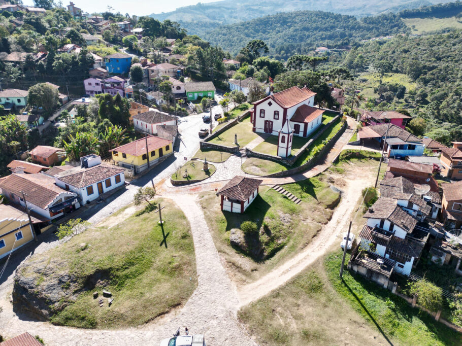 Vista aérea da Igreja Matriz Nossa Senhora da Conceição em Conceição do Ibitipoca, Brasil