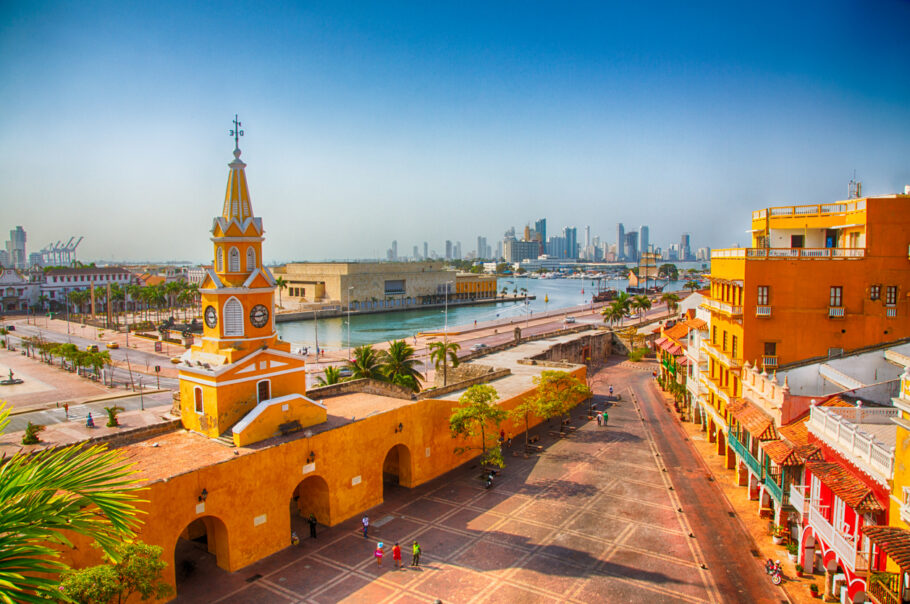 Cartagena, Colômbia – 23 de fevereiro de 2014: Trabalhadores começam o dia perto do Portão da Torre do Relógio, no centro histórico de Cartagena.