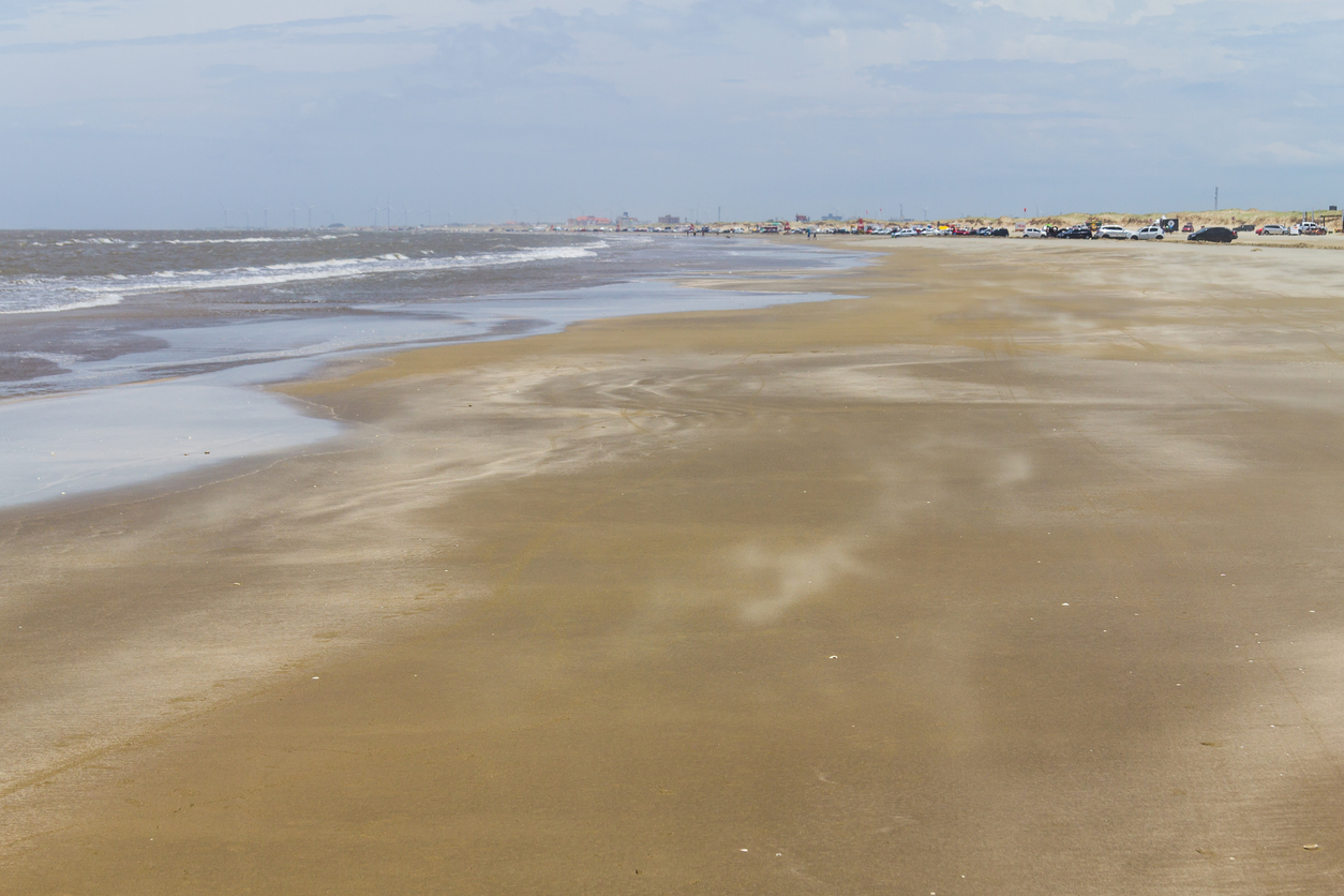 Maior praia do mundo: Vastidão de areia é resultado de processos costeiros únicos, como a deposição de sedimentos marinhos e fluviais ao longo de séculos – lisandrotrarbach/iStock