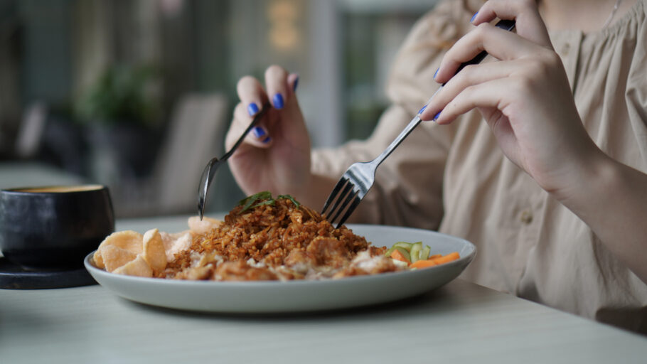 Jantar mais cedo pode ajudar na perda de peso