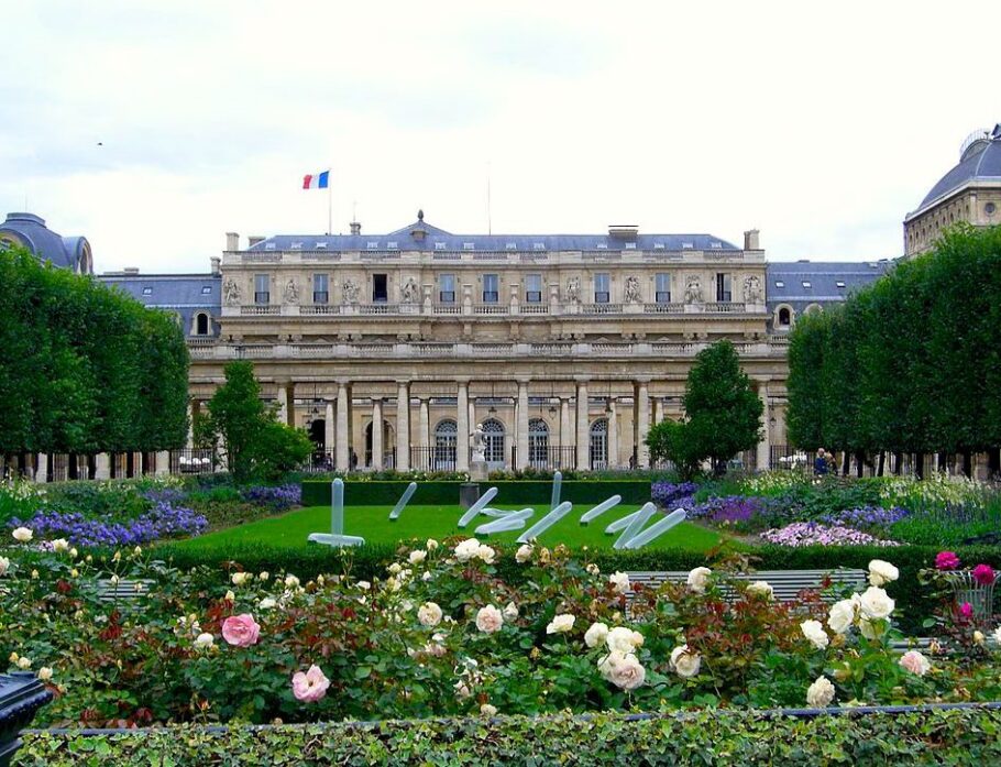 Os jardins do Palácio do Palais Royal serviu de cenário para a série "Emily in Paris"