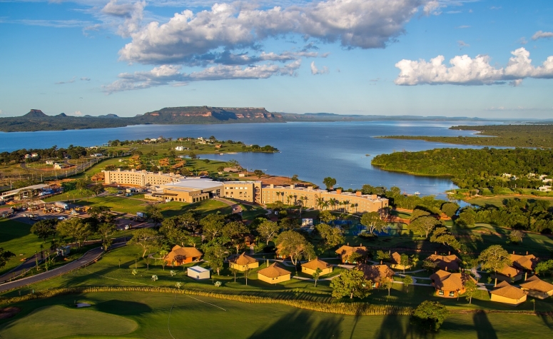 Vista panorâmica do Malai Manso Resort Yacht Convention & Spa com o lago Manso e os Morros do Navio e do Chapéu ao fundo