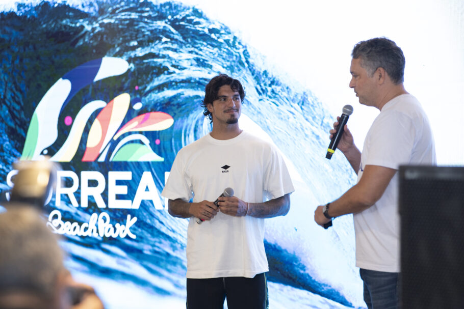 O surfista Gabriel Medina durante lançamento da nova atração do Beach Park