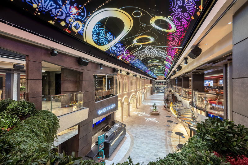 Galleria Virtuosa, com o impressionante teto de LED, do MSC Virtuosa