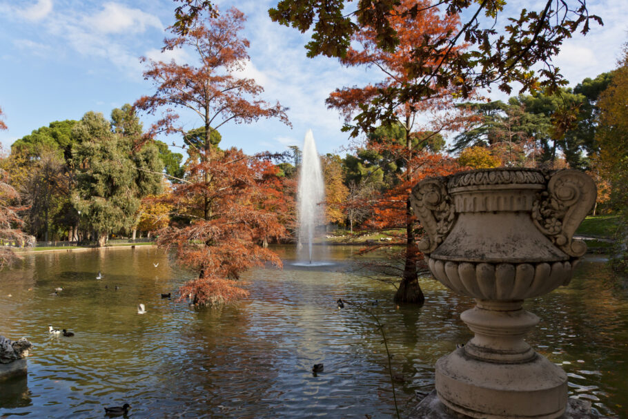 Parque del Retiro se transforma em tons dourados, laranjas e vermelhos, criando um cenário pitoresco