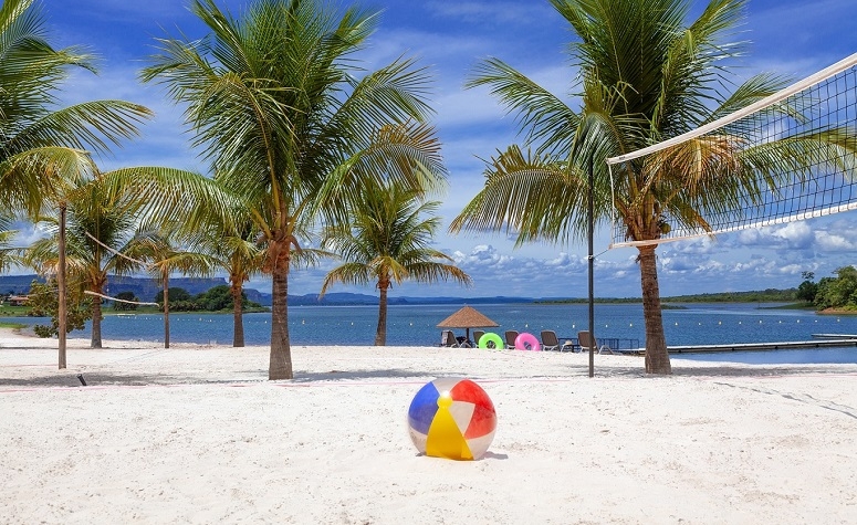 Praia às margens do lago Manso