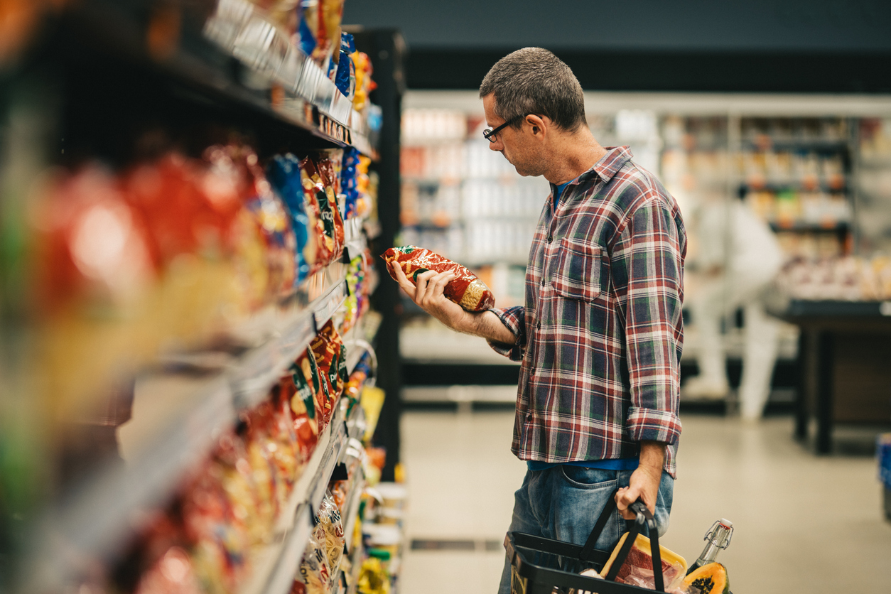 Alimentação pobre em fibras está relacionada ao aumento do número de casos de câncer colorretal – Giselleflissak/istock