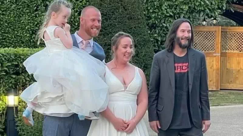 Keanu Reeves ao lado dos noivos durante a festa de casament0 – Reprodução/Twitter/MrsNRoadnight