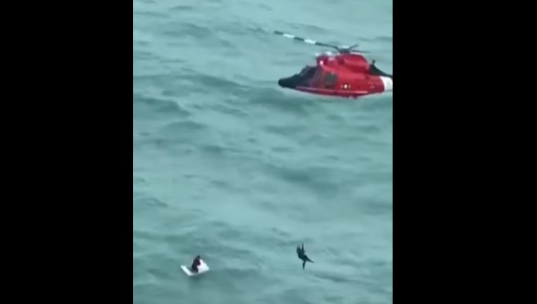 Homem agarrado a um cooler foi resgatado pela Guarda Costeira no Golfo do México – Reprodução/Twitter-@Gu_rebel