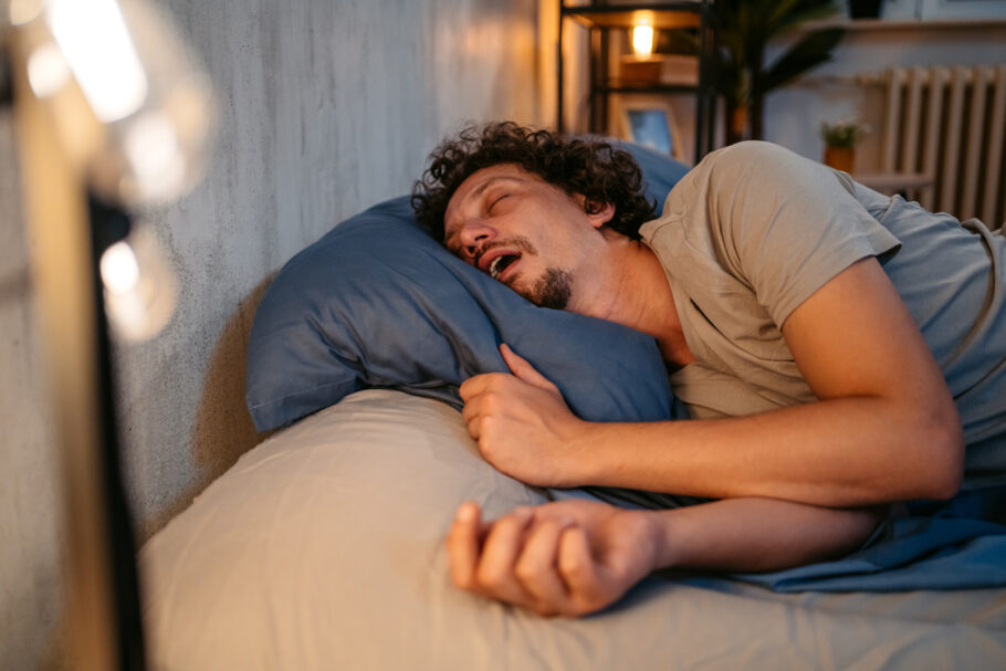 Consumir mel antes de dormir pode ajudar a reduzir o ronco