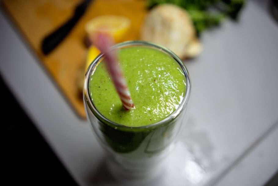 Suco de couve com maçã ajuda a melhorar a função hepática e a reduzir a gordura no fígado