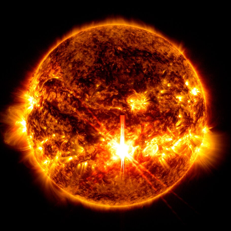 O Observatório de Dinâmica Solar da NASA capturou esta imagem de uma explosão solar X9.0 – como visto no flash brilhante no centro