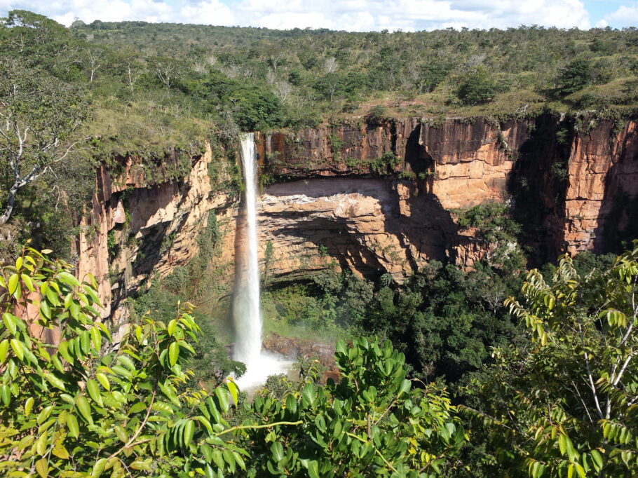 A Cachoeira Véu de Noiva é um dos cartões-postais da Chapada