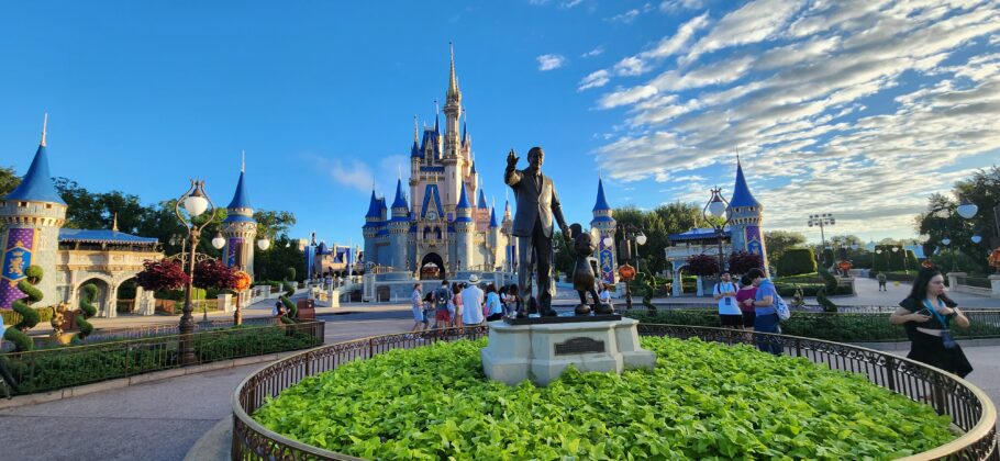 Estátua de Walt Disney no parque Magic Kingdom