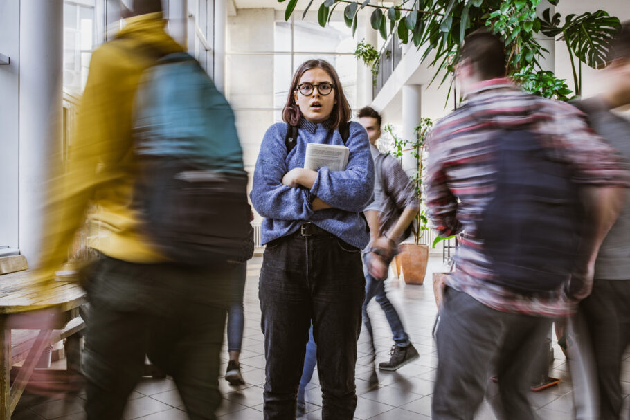 A agorafobia refere-se ao medo de situações ou lugares onde a fuga pode ser difícil ou onde ajuda pode não estar disponível em caso de emergência