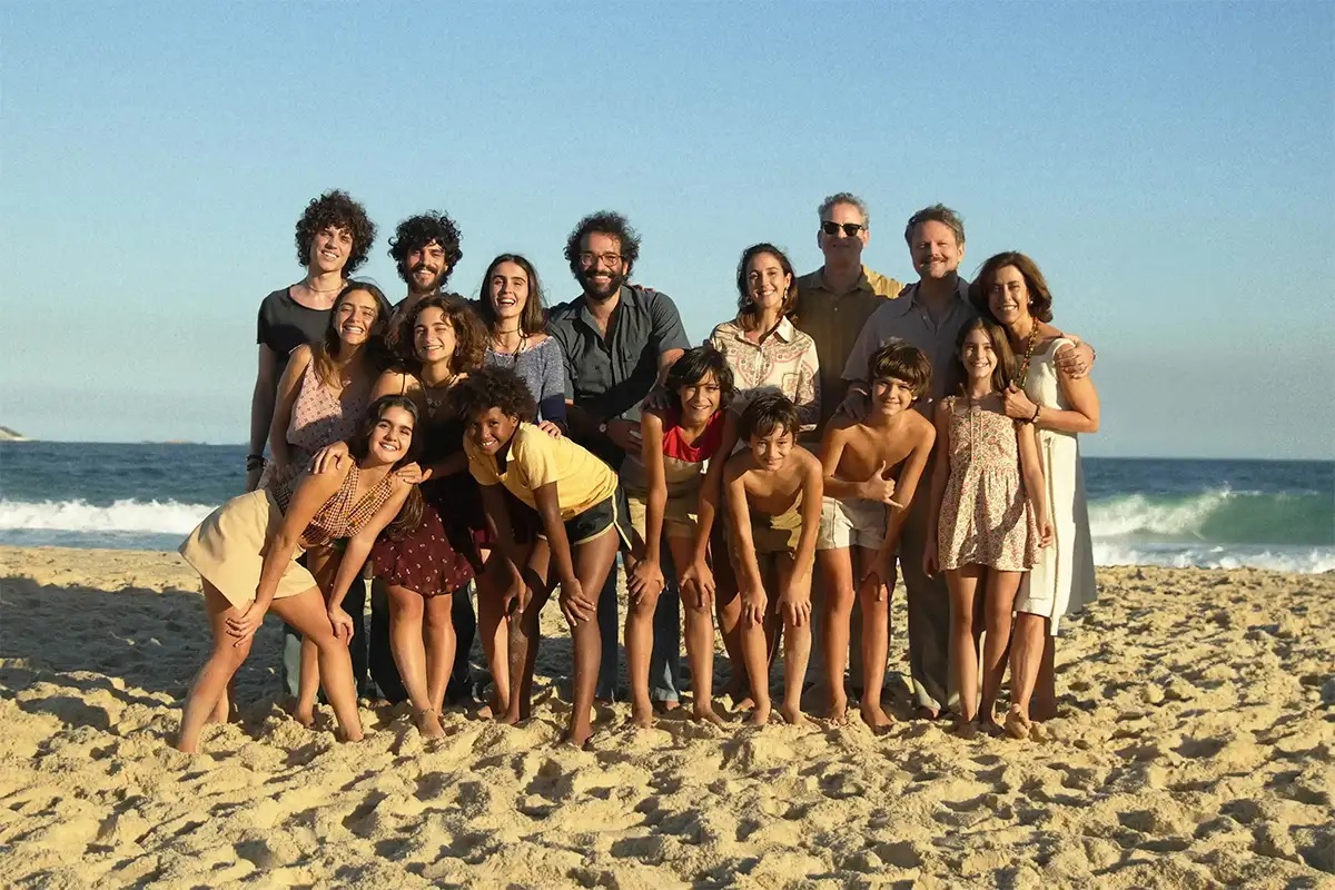 A foto em família na praia captura um dos últimos momentos felizes dos Paiva antes da tragédia, simbolizando união e memória em meio à repressão da ditadura