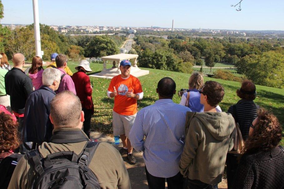 Tour pelo Cemitério Nacional de Arlington é um dos passeios oferecidos pelo oferecidos pela DC by Foot