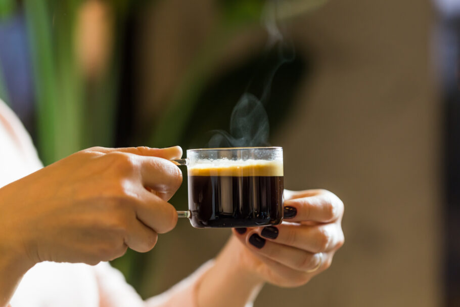 Café instantâneo possui mais acrilamida, uma substância potencialmente cancerígena