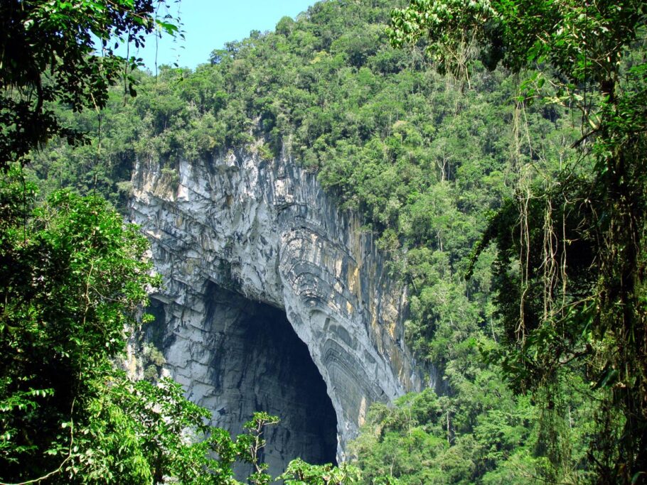 Casa de Pedra é a caverna com o maior pórtico do mundo, são cerca de 215 metros de altura