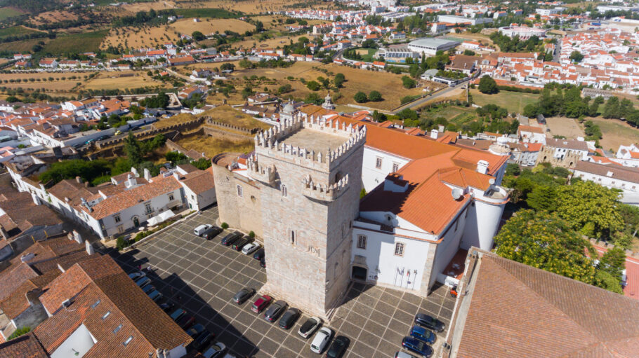 Castelo de Estremoz tem uma torre de 27 metros de altura e feita de mármore branco