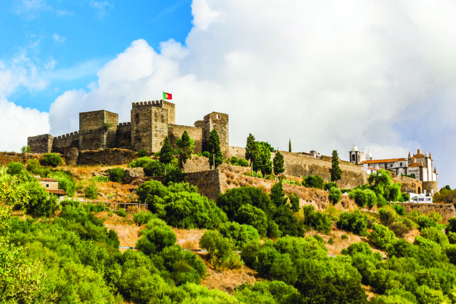 As imponentes muralhas do Castelo de Monsaraz