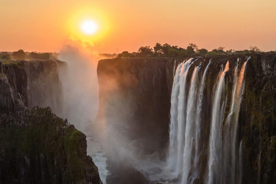 As Cataratas Vitória são uma das atrações imperdíveis para conhecer no Zimbábue