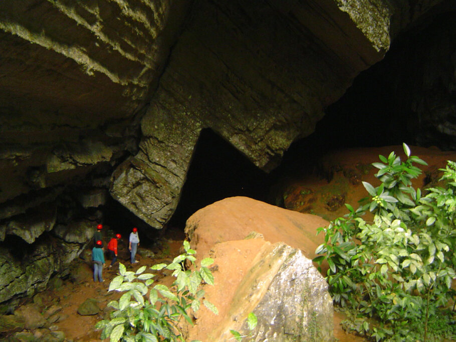 Entrada da Caverna do Couto, no Petar