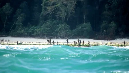 Localizada na Índia, a Ilha Sentinela do Norte é uma das ilhas do arquipélago das Andamão, na baía de Bengala.