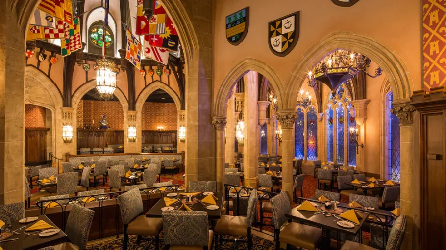 Interior do restaurante Cinderella’s Royal Table, no parque Magic Kingdom