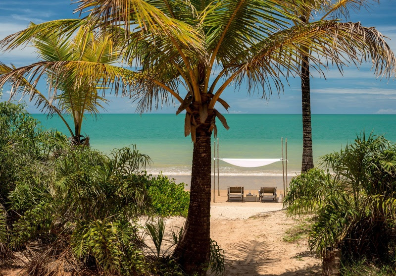 Longe de tudo e preservado: vista da praia em frente ao Vila Naiá