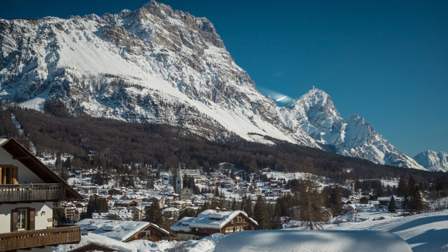 O pequeno vilarejo de Cortina d’Ampezzo fica aos pés das Dolomitas