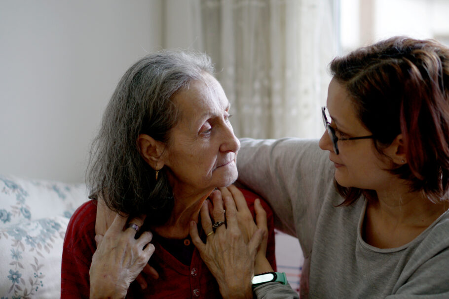 Reconhecer a demência em um parente envolve observar mudanças persistentes no comportamento, memória e habilidades cognitivas