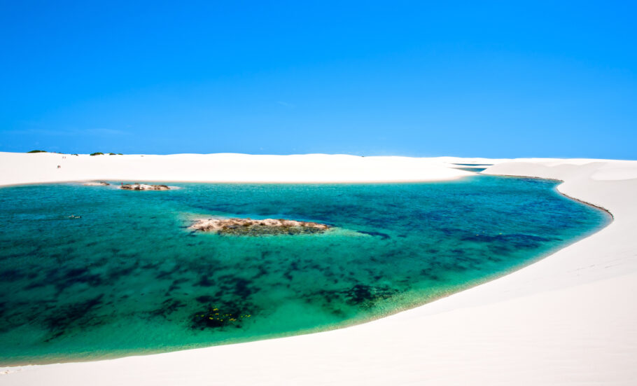 vista da lagoa azul nas dunas de areia branca do deserto do Parque Nacional dos Lençóis Maranhenses no brasil