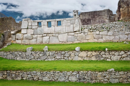 Machu Picchu, na língua indígena quíchua, significa “Montanha Velha”.