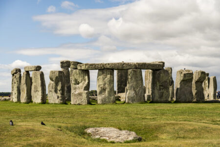 O monumento de Stonehenge, localizado no Reino Unido, carrega consigo diversos mistérios que intrigam a todos desde sua descoberta