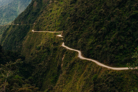 Apelidada de a Estrada da Morte, a estrada Yungas, na Bolívia, foi construída na década de 1930.