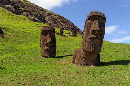 Chamadas de Moai, que significa escultura em rapanui, as 900 estátuas estão espalhadas pela Ilha de Páscoa