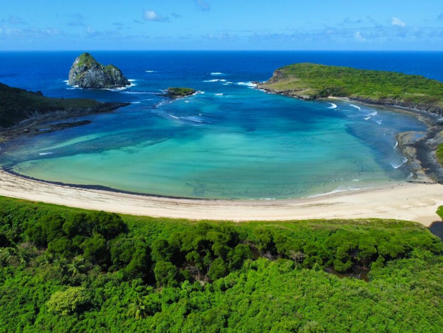 Fernando de Noronha é famoso por suas águas cristalinas, praias de areias branca